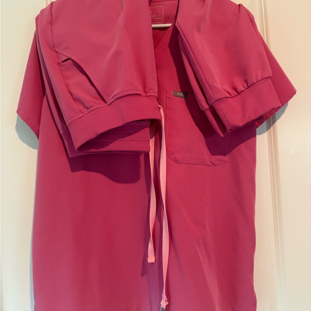 Figs scrub set-breast cancer awareness.Large one pocket top, medium jogger bott.